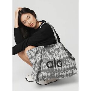 ALO YOGA deluxe shopper tote ⭐️